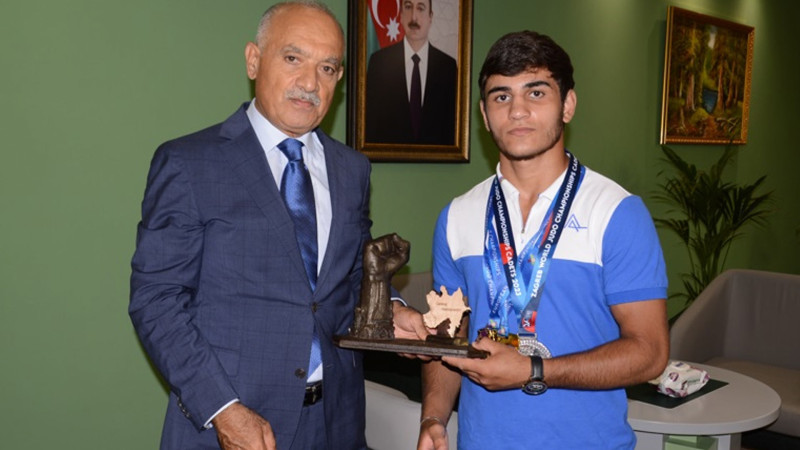 Araz Əhmədov qalib idmançılarla görüşüb