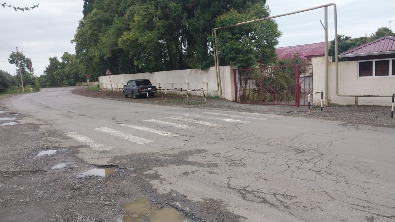 Astaranın Təngərüd kənd məktəbinin qarşısındakı piyada keçidi silinib, zolaq isə yoxdur