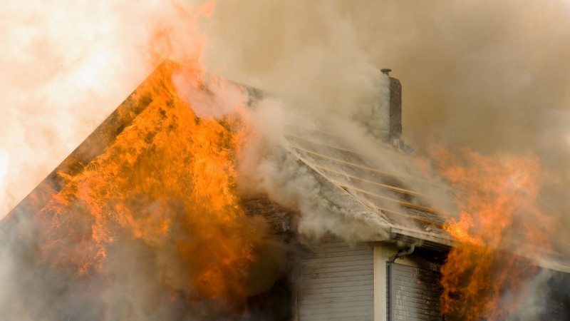 Masallının Köcəkli kəndində ikimərtəbəli ev yanıb