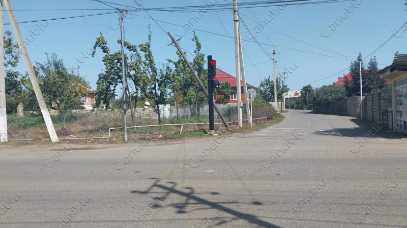 Lənkəranın Velədi kəndində yerləşən rabitə dirəyi aşmaq üzrədir