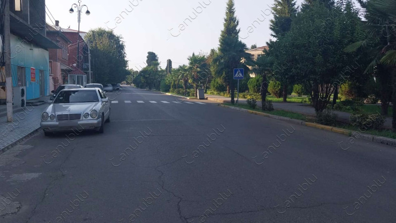 Lənkəranda təhsil ocağının qarşısında piyada zolağı yenilənib və piyada keçidi nişanı qoyulub