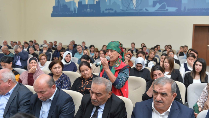 Taleh Qaraşov Ləj kəndinin sakinləri ilə görüşüb