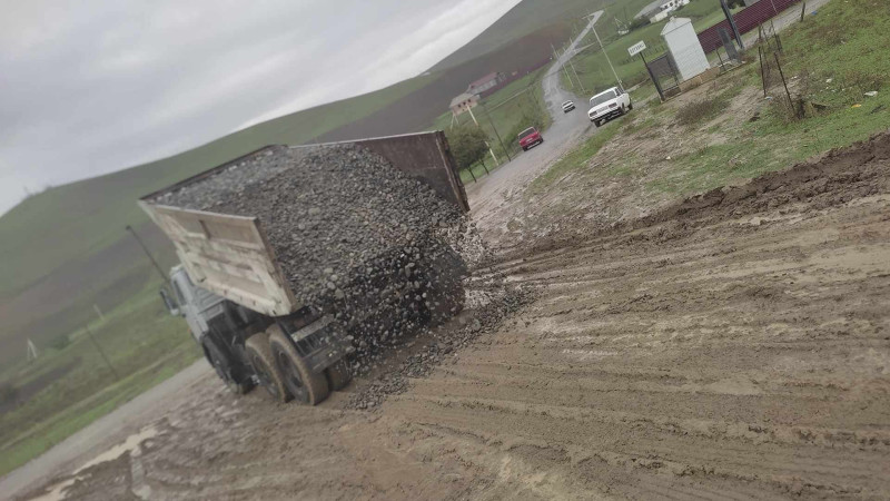 Cəlilabadın Boyxanlı kəndində yollara çınqıl tökülüb
