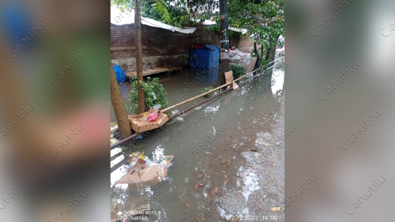 Lənkəranın bu küçəsində piyadalar hərəkət etməkdə çətinlik çəkirlər