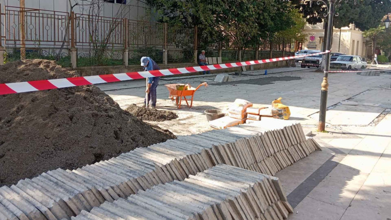 Lənkəranın mərkəzi küçəsində abadlıq-quruculuq işləri aparılır