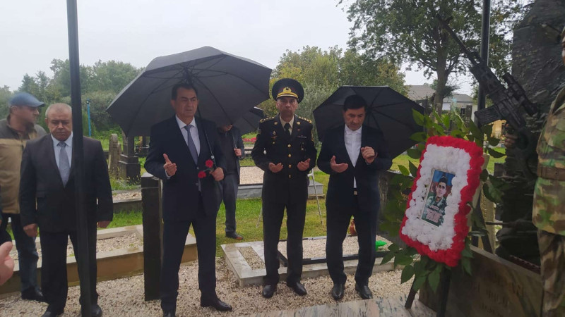 Taleh Qaraşov şəhid Kamran Əliyevin məzarını ziyarət edib