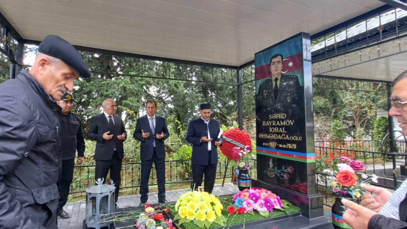 Taleh Qaraşov şəhid İqbal Bayramovun anım günündə məzarını ziyarət edib