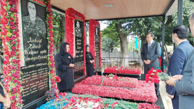 Taleh Qaraşov şəhid Zaur İsmayılzadənin məzarını ziyarət edib