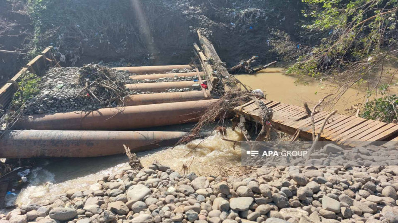 Astarada 2-3 gün öncə salınan körpü dağılıb