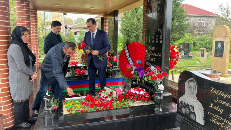 Taleh Qaraşov şəhid Fariz Zülfüqarzadənin məzarını ziyarət edib