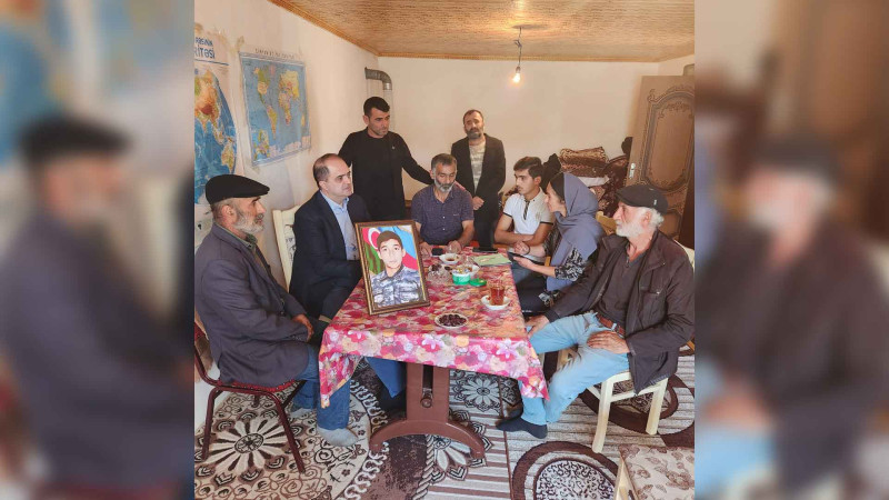 Rəşad Mahmudov Astaradan olan şəhidin məzarına baş çəkib