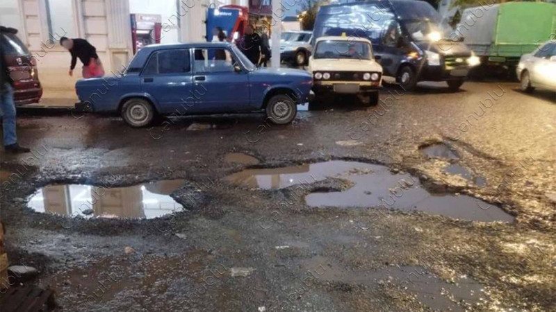 Lənkəranda bu iki küçənin kəsişməsindəki çuxurlar hərəkətə çətinlik yaradır