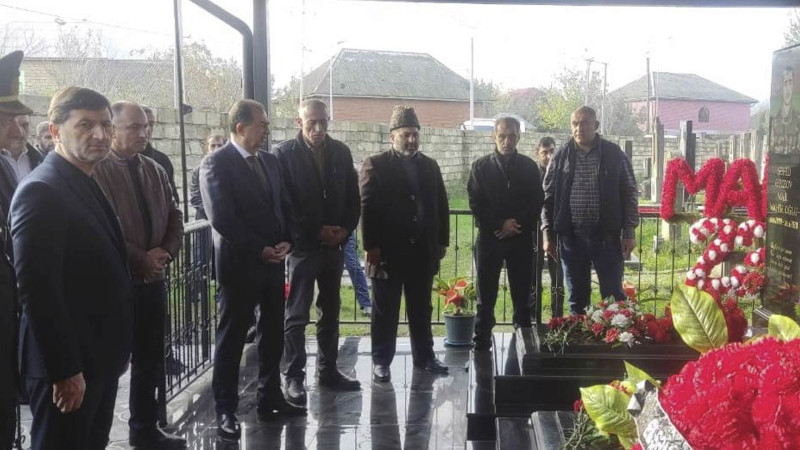 Taleh Qaraşov Vətən müharibəsi şəhidinin məzarını ziyarət edib