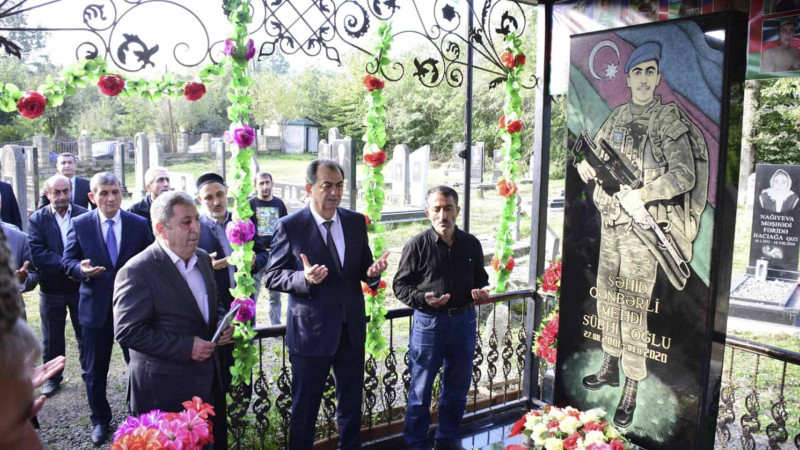 Taleh Qaraşov Lənkərandan olan Vətən müharibəsi şəhidinin məzarını ziyarət edib