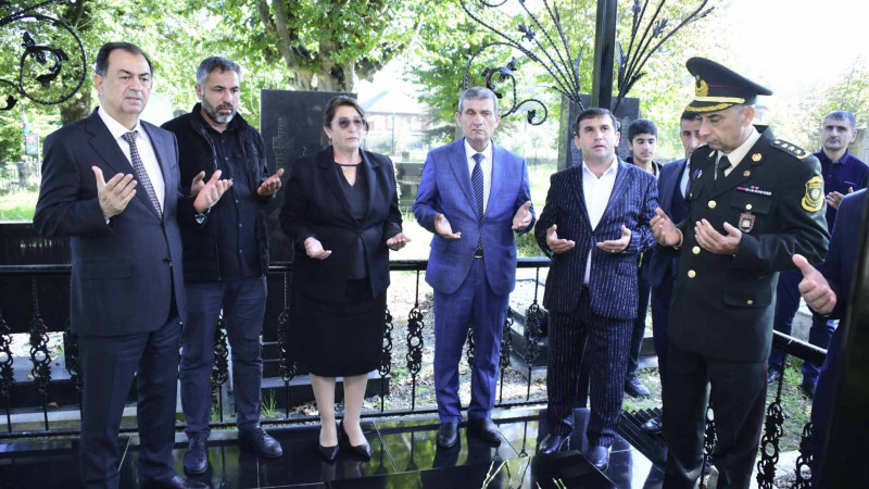 Taleh Qaraşov şəhid Əflatun Fərəcovun məzarına baş çəkib