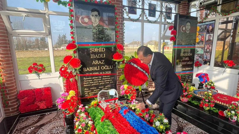 Taleh Qaraşov şəhid Araz İbadlının məzarını ziyarət edib