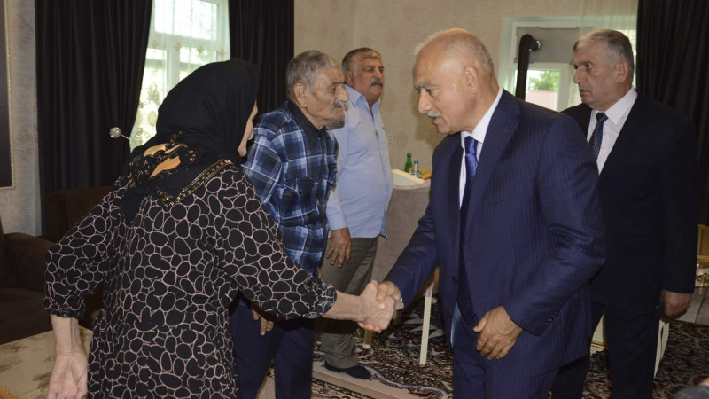 Araz Əhmədov şəhid Simran Rzayevin valideynlərini ziyarət edib