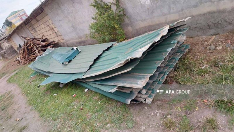 Güclü külək Astarada binanın dam örtüyünü uçurub