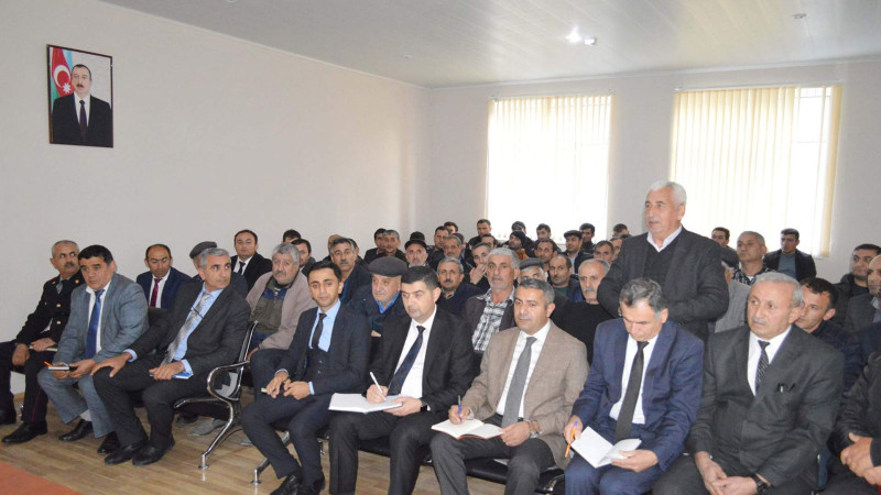 Qəzənfər Ağayev Asxanakəran kəndində sakinləri qəbul edib