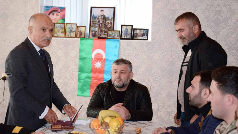 Şəhid Ramil Məmmədovun ailəsinə təltifləri təqdim olunub