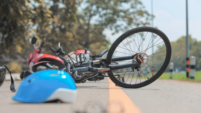 Masallıda velosipedçi körpüdə keçinib