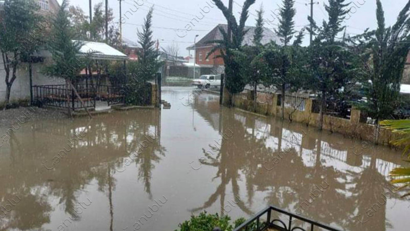Lənkəranda Sukanal İdarəsinin həyətini su basıb