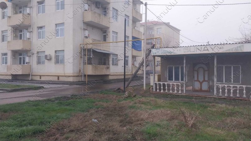 Astaranın mərkəzində rabitə dirəyi aşmaq üzrədir