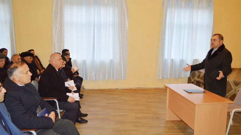 Qəzənfər Ağayev Sərək kəndində sakinləri qəbul edib