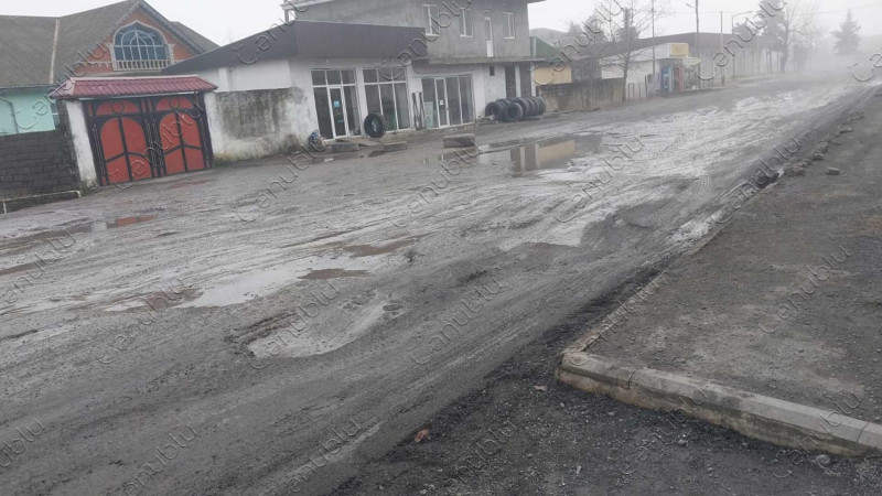 Astaranın mərkəzi küçəsinin yolları keçilməz vəziyyətdədir