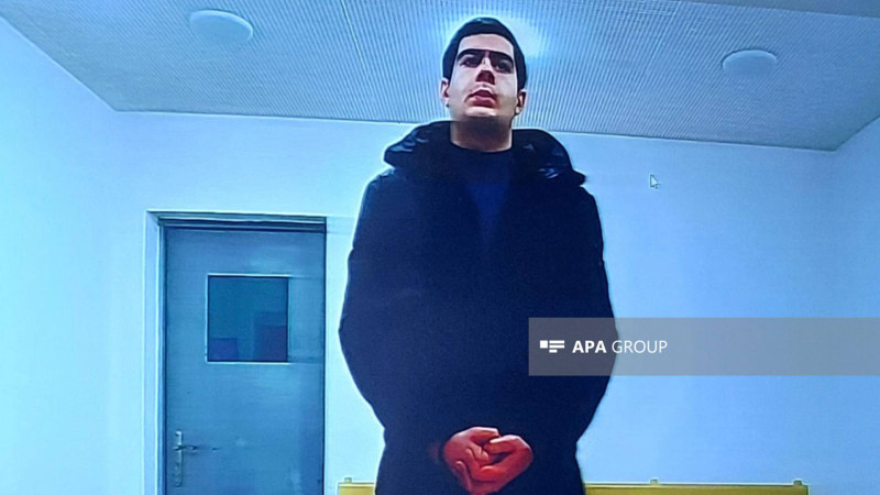 Atasını öldürməkdə şübhəli bilinən Azay Qaraşovun məhkəməsi başlayıb