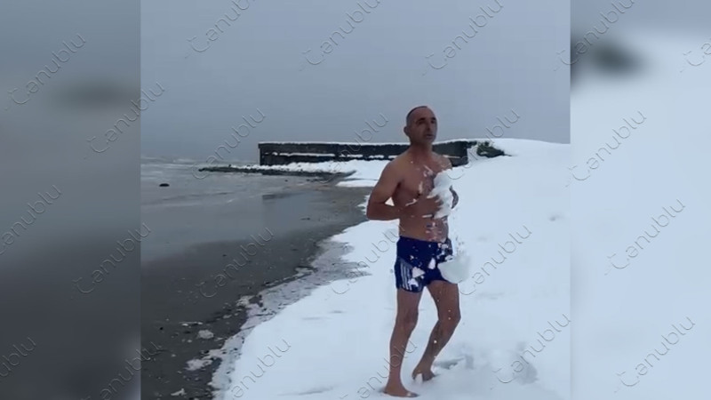 Astaralı pəhləvan qarlı havada dənizdə çimib