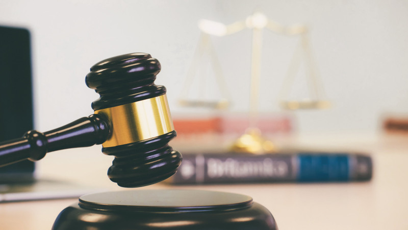 İki ananın ölümündə ittiham olunan sabiq həkim azadlığa buraxılıb