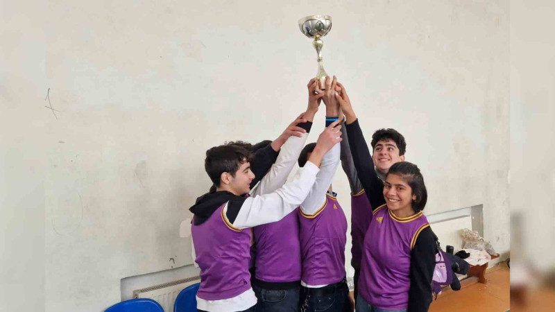 Lənkəranda məktəblilər arasında voleybol yarışı baş tutub