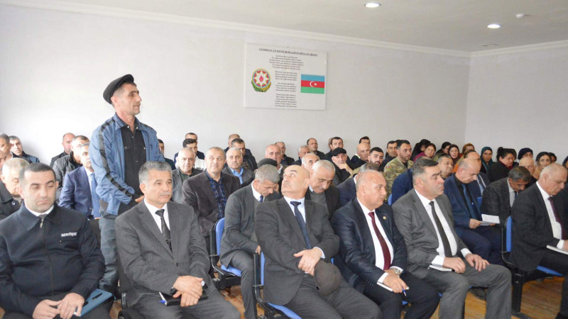 Qəzənfər Ağayev Siyaku kəndində əhalini dinləyib