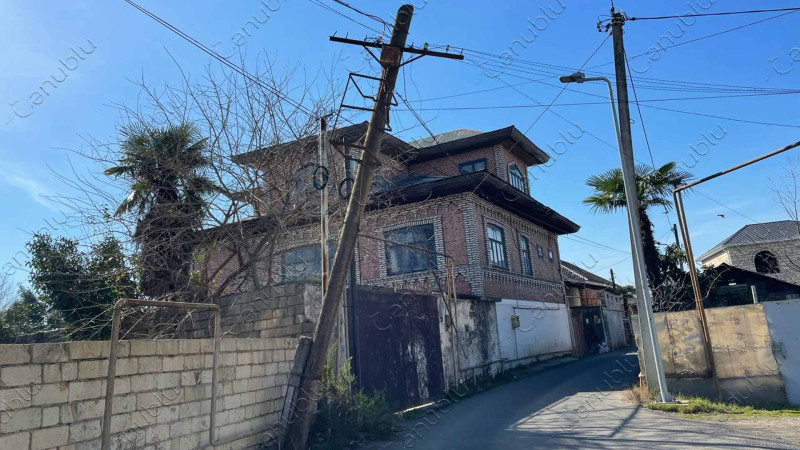 Lənkəranda yerləşən qəzalı dirək aşmaq üzrədir