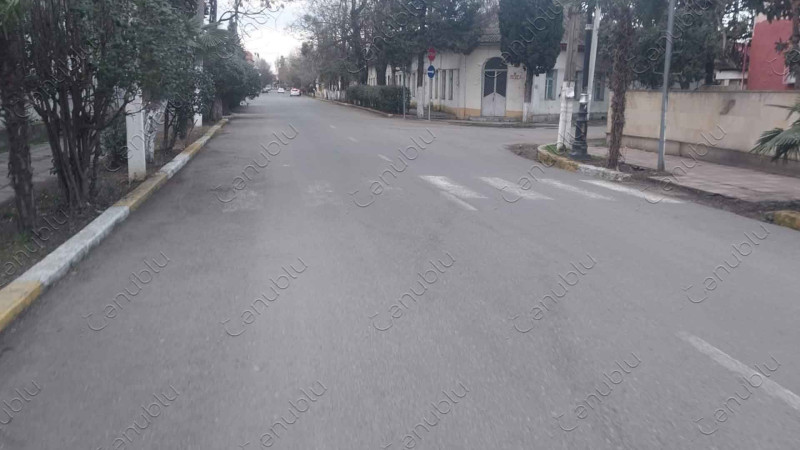Lənkəranın mərkəzi prospektində piyadalar yolu keçməkdə çətinlik çəkirlər