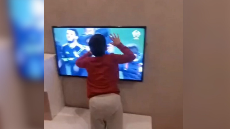 Balaca azarkeş arzusuna çatıb