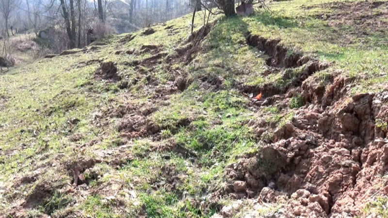 Astaranın dağ kəndində torpaq sürüşməsi baş verib