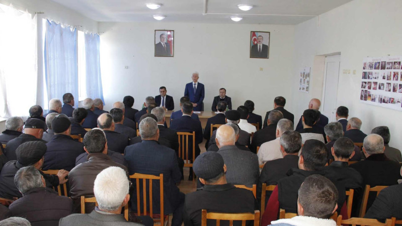 Rafiq Cəlilov Xəlilabad kəndinin sakinlərini dinləyib