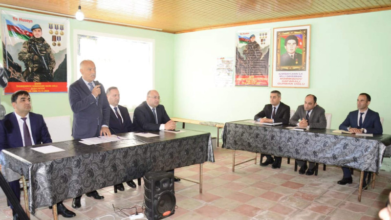 Araz Əhmədov sakinləri dinləyib