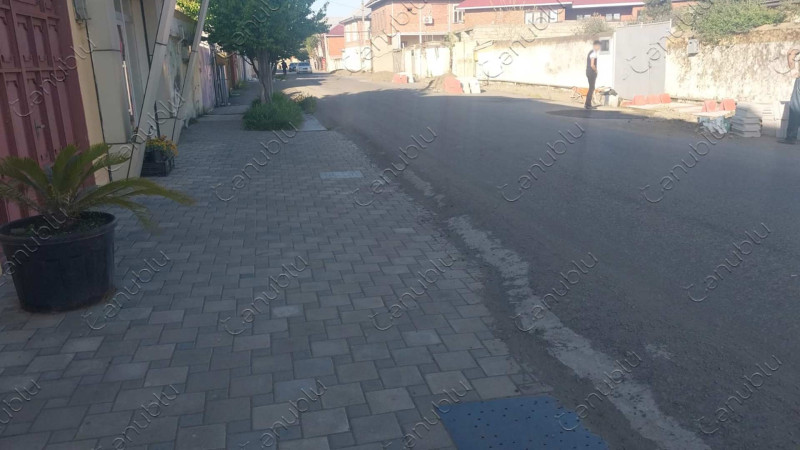 Lənkəranın bu küçəsində yeni piyada səkisi salınır