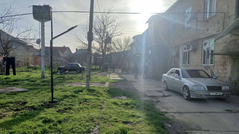 Cəlilabad: Yaşayış binasının həyəti işıqlandırılır