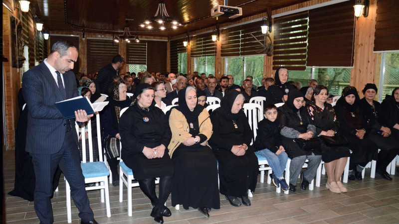 Araz Əhmədov şəhid ailələri ilə görüş keçirib