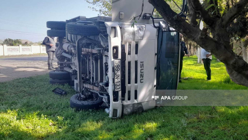 Cəlilabadda yük avtomobili aşıb