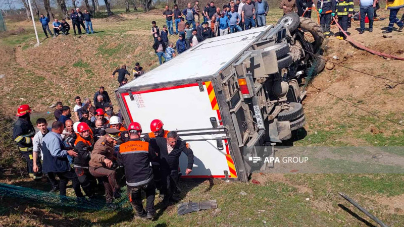 Lənkəranda qəza: traktorla yük maşını toqquşub
