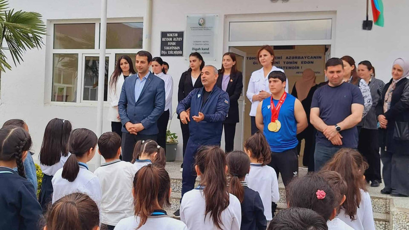 Lənkəranda yüksək nəticəli idmançı məktəblilərlə görüşüb