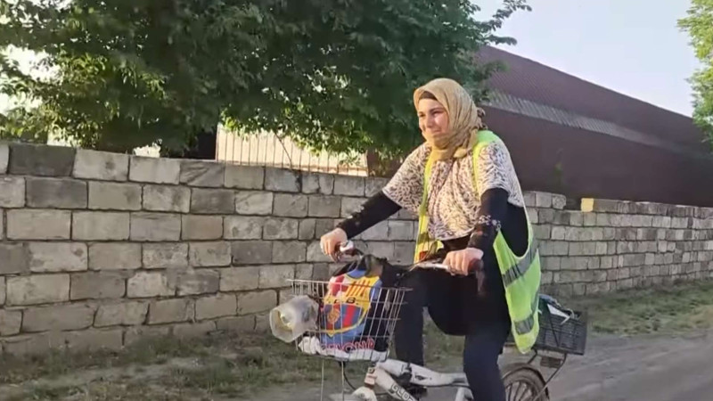 Cənub bölgəsində velosipedlə işə gedən yeganə qadını tanıyaq