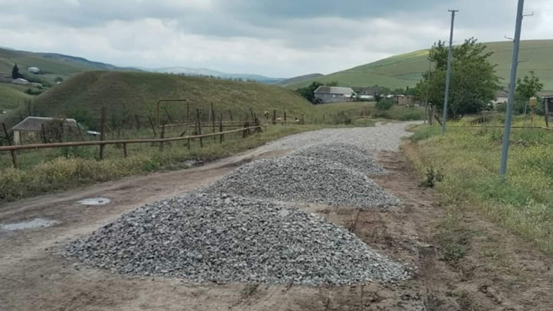 Cəlilabadın Təklə kəndinin yolları təmir olunur