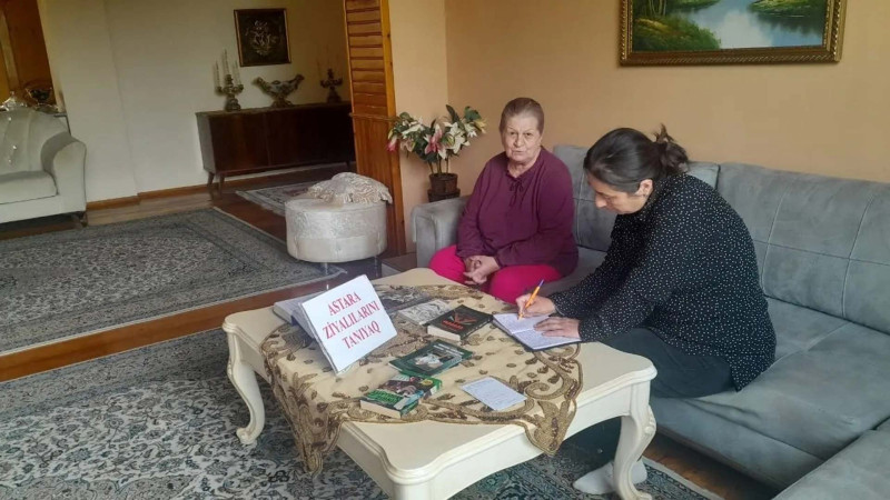 Astarada ömrünün 45 ilini təhsil sahəsinə həsr etmiş təqaüdçüyə səyyar kitabxana xidməti göstərilib