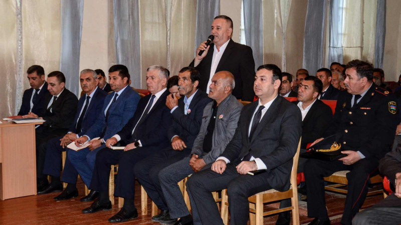Araz Əhmədov Viləş ərazisində sakinlərlə görüşüb